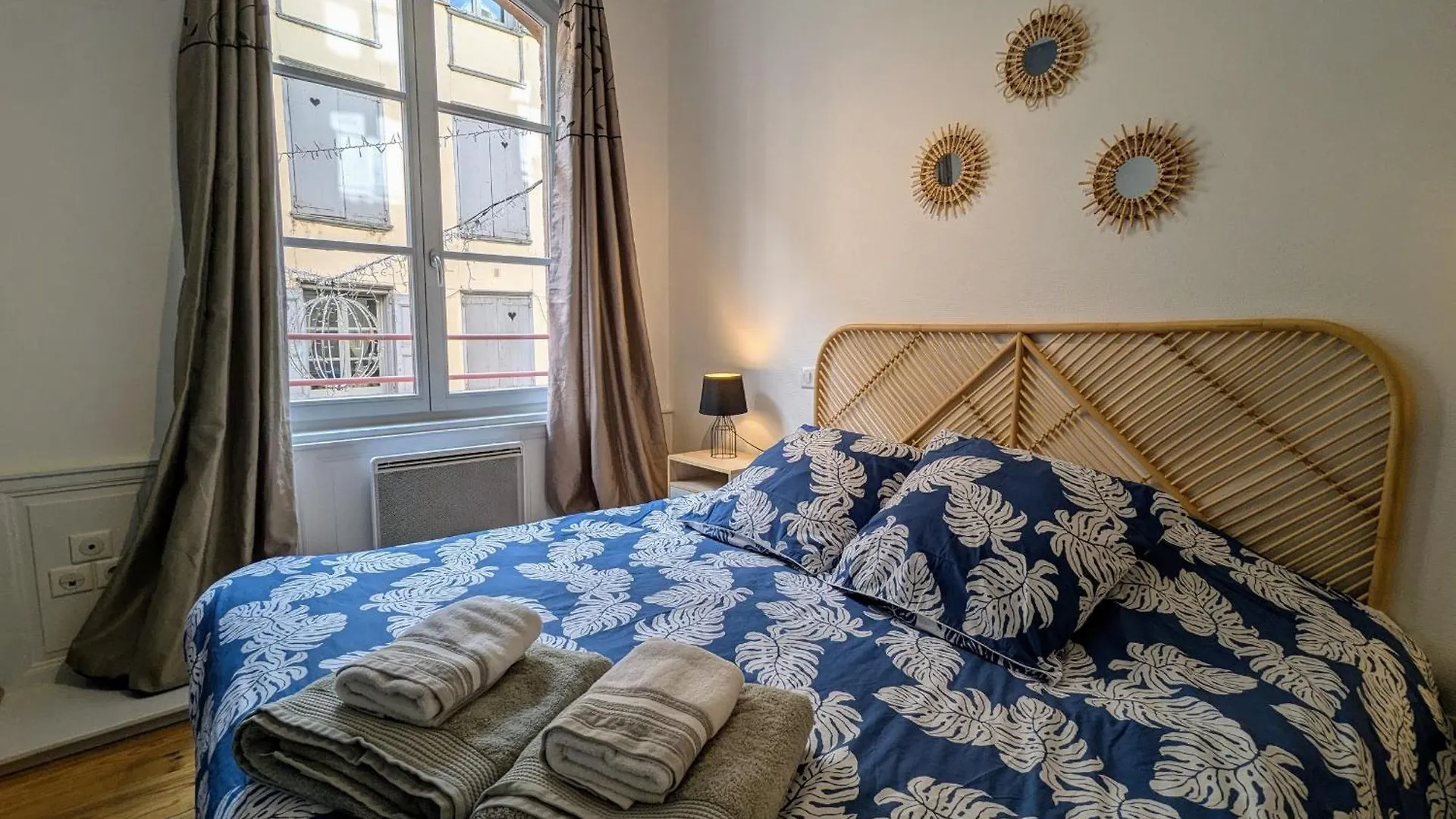 Charmant 2 Pieces Au Pied De La Cathedrale, Lumineux Et Tout Inclus, Idealement Situe En Centre-Ville. - Fr-1-582-379 Le Puy-en-Velay France