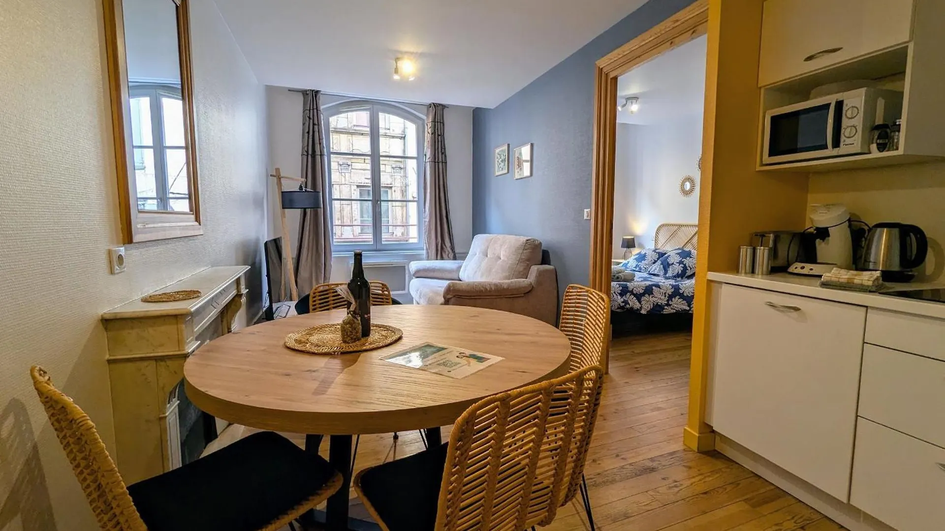 Charmant 2 Pieces Au Pied De La Cathedrale, Lumineux Et Tout Inclus, Idealement Situe En Centre-Ville. - Fr-1-582-379 Le Puy-en-Velay